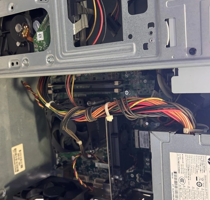 Intérieur du PC encrassé — avant nettoyage